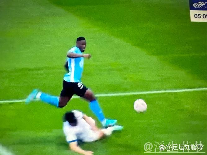 少了马莱莱,申花队内最佳得分手路易斯的攻击力减半。 少了马莱莱,申花队内最佳得分手路易斯的攻击力减半。